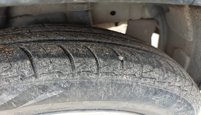2016 Mahindra Kuv100 K8 5 STR, Petrol, Manual, 40,386 km, tyre