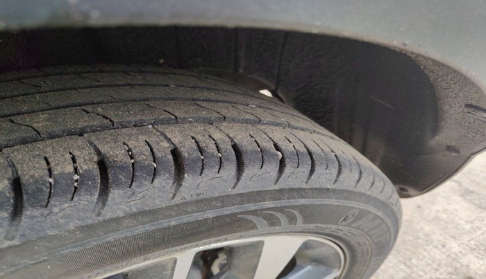 2021 Mahindra XUV300 W8 (O) 1.2 PETROL AMT, Petrol, Automatic, 49,203 km, tyre