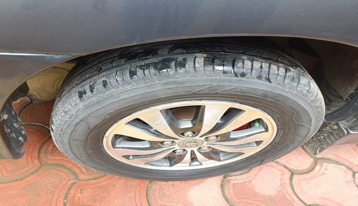 2015 Toyota Innova 2.5 ZX 7 STR, Diesel, Manual, 1,55,748 km, tyre