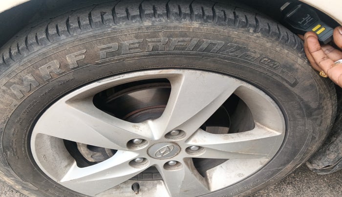 2014 Hyundai New Elantra 1.6 SX MT DIESEL, Diesel, Manual, 1,59,124 km, tyre
