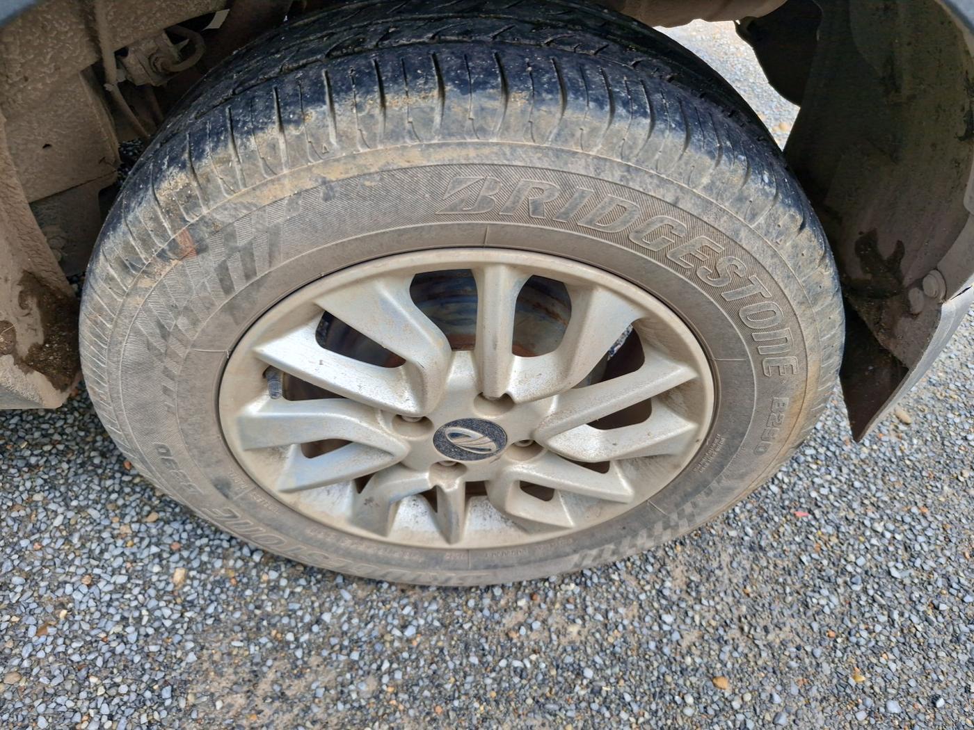 2016 Mahindra Kuv100 K8 6 STR, Petrol, Manual, 65,305 km, tyre