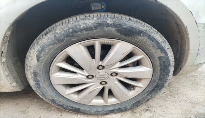 2015 Maruti Swift ZXI, Petrol, Manual, 77,914 km, tyre