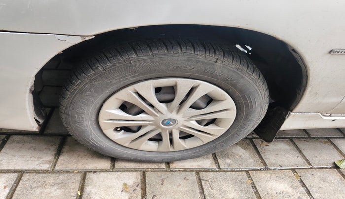 2013 Toyota Innova 2.5 GX 8 STR, Diesel, Manual, 1,72,000 km, tyre