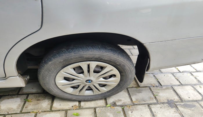 2013 Toyota Innova 2.5 GX 8 STR, Diesel, Manual, 1,72,000 km, tyre