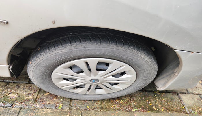 2013 Toyota Innova 2.5 GX 8 STR, Diesel, Manual, 1,72,000 km, tyre