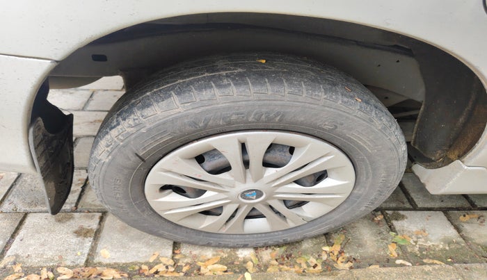 2013 Toyota Innova 2.5 GX 8 STR, Diesel, Manual, 1,72,000 km, tyre