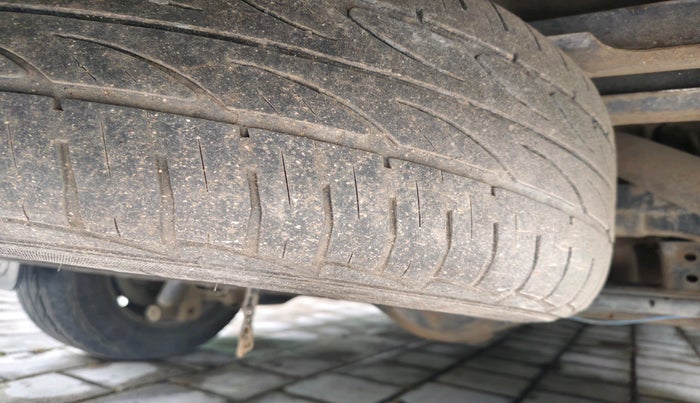 2013 Toyota Innova 2.5 GX 8 STR, Diesel, Manual, 1,72,000 km, tyre