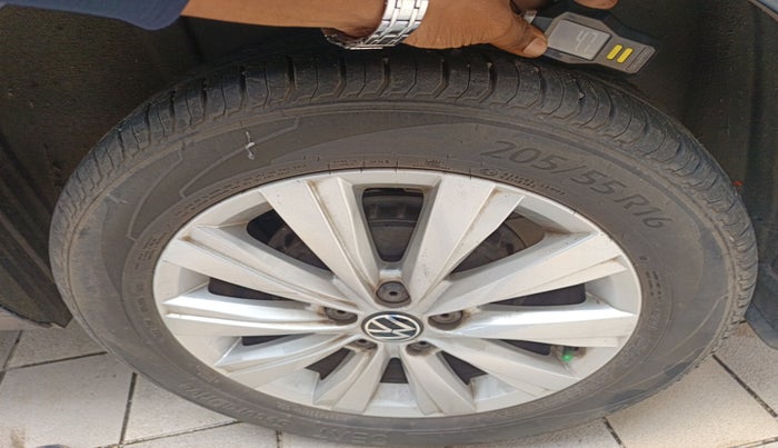 2023 Volkswagen VIRTUS HIGHLINE TSI 1.0 AT, Petrol, Automatic, 32,501 km, tyre