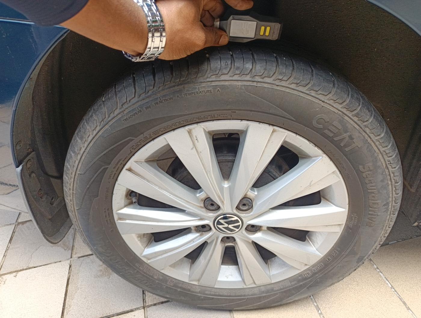 2023 Volkswagen VIRTUS HIGHLINE TSI 1.0 AT, Petrol, Automatic, 34,000 km, tyre