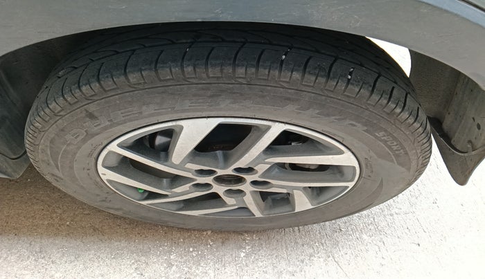 2022 Mahindra XUV300 W8 (O) 1.5 DIESEL AMT, Diesel, Automatic, 21,088 km, tyre