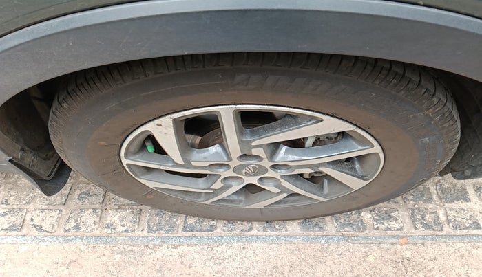 2022 Mahindra XUV300 W8 (O) 1.5 DIESEL AMT, Diesel, Automatic, 21,088 km, tyre