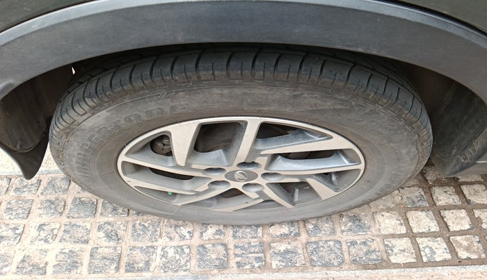 2022 Mahindra XUV300 W8 (O) 1.5 DIESEL AMT, Diesel, Automatic, 21,088 km, tyre