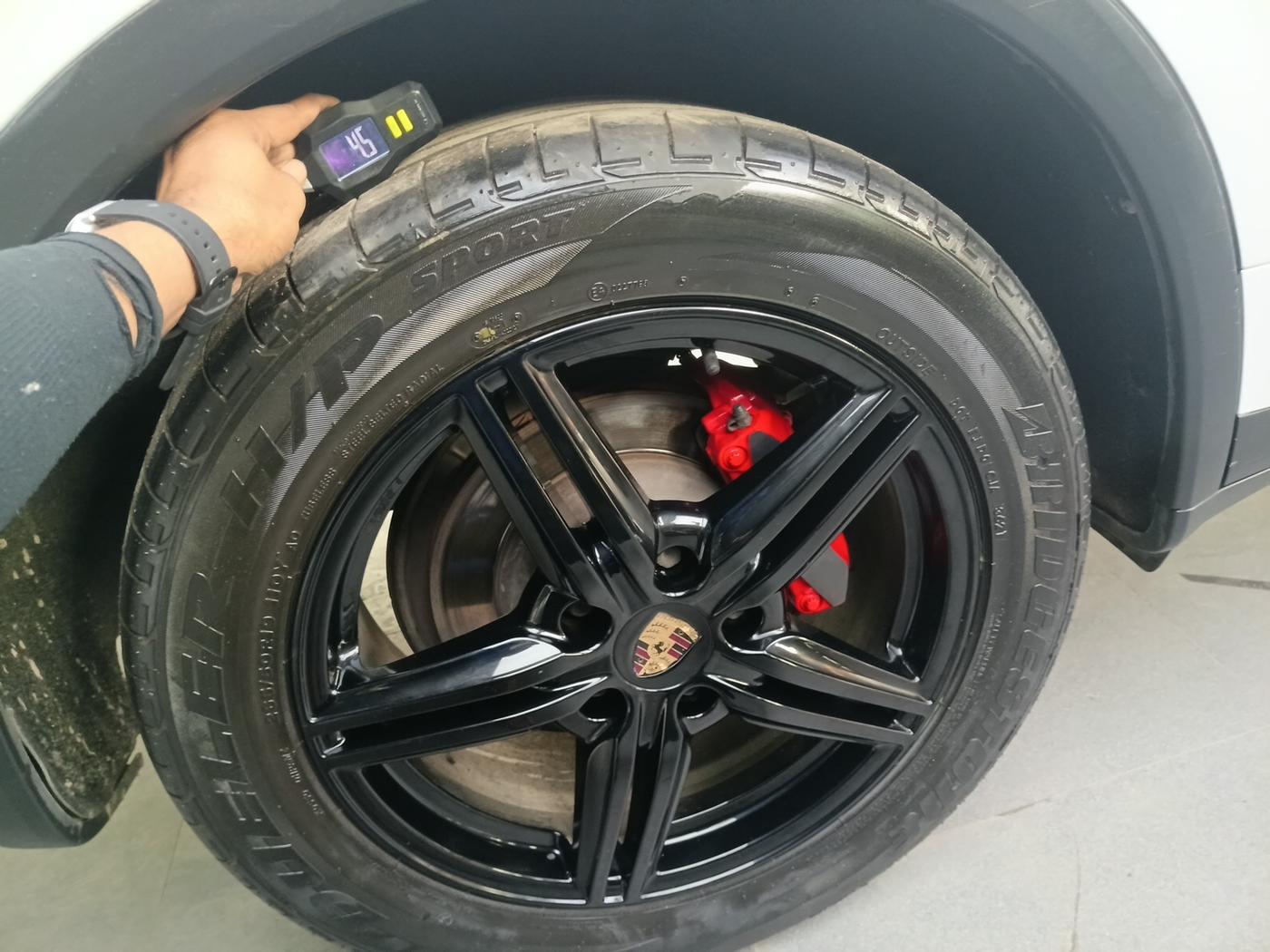 2015 Porsche Cayenne DIESEL, Diesel, Automatic, 1,67,500 km, tyre