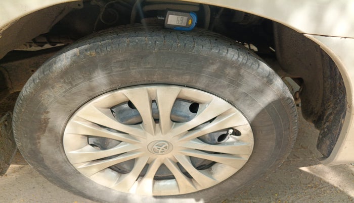 2014 Toyota Innova 2.5 GX 8 STR, Diesel, Manual, 3,77,788 km, tyre
