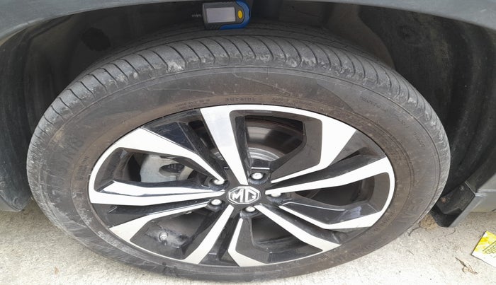 2024 MG HECTOR PLUS SAVVY PRO 1.5 TURBO CVT 6 STR, Petrol, Automatic, 2,812 km, tyre