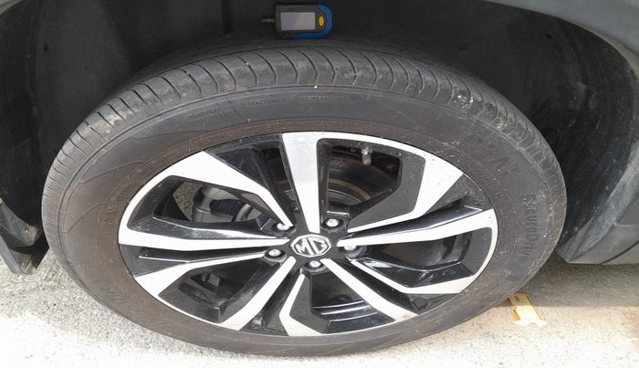 2024 MG HECTOR PLUS SAVVY PRO 1.5 TURBO CVT 6 STR, Petrol, Automatic, 2,812 km, tyre