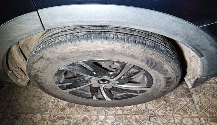 2024 Mahindra XUV700 AX 5 P MT 7 STR, Petrol, Manual, 13,237 km, tyre