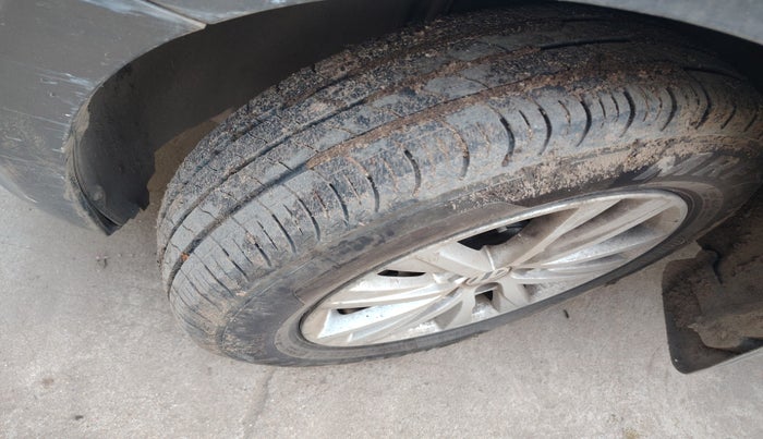 2013 Volkswagen Polo HIGHLINE DIESEL, Diesel, Manual, 2,28,000 km, tyre