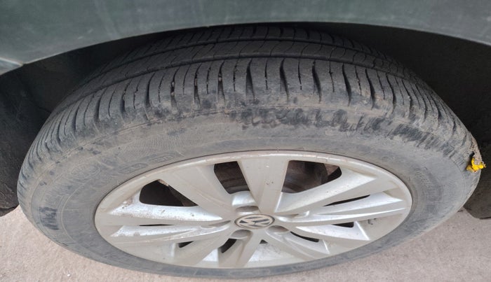 2013 Volkswagen Polo HIGHLINE DIESEL, Diesel, Manual, 2,28,000 km, tyre