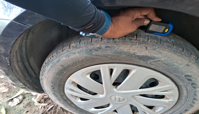 2016 Maruti Swift VXI, Petrol, Manual, 1,04,766 km, tyre