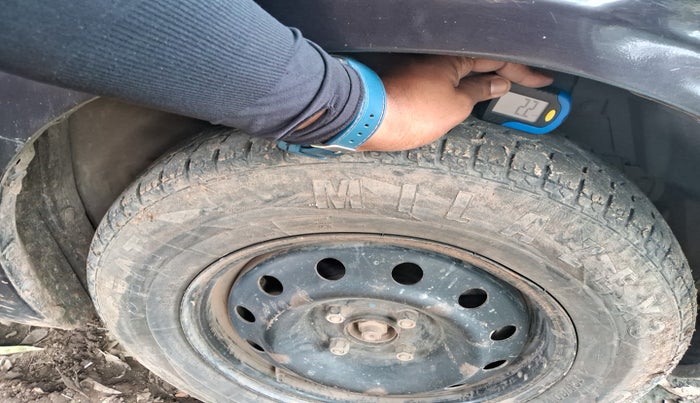 2016 Maruti Swift VXI, Petrol, Manual, 1,04,766 km, tyre