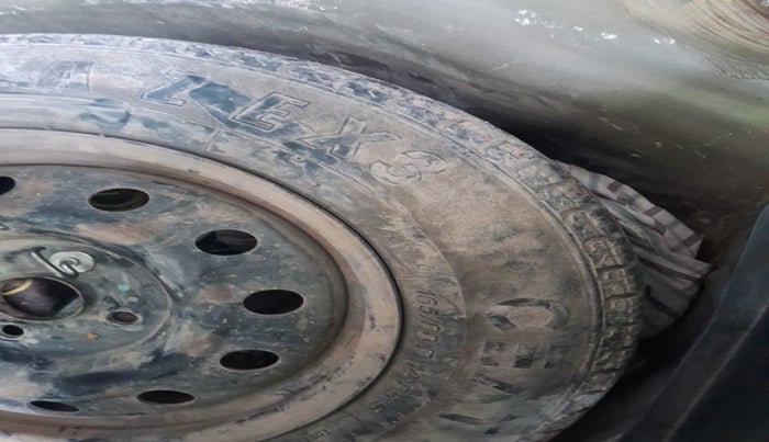 2016 Maruti Swift VXI, Petrol, Manual, 1,04,766 km, tyre