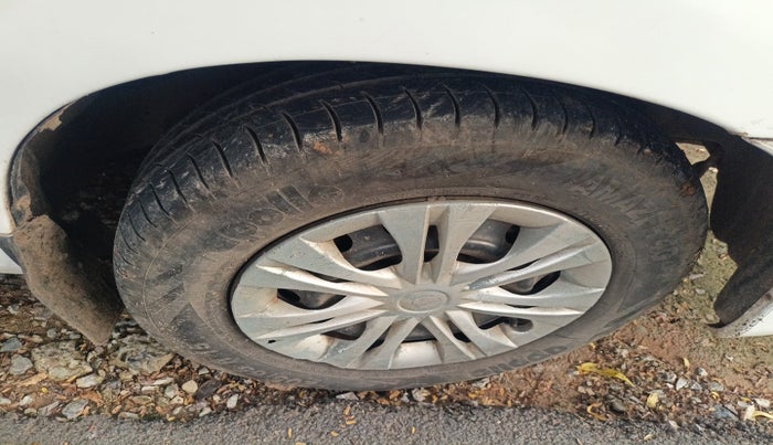 2010 Toyota Innova 2.5 G3, Diesel, Manual, 2,27,941 km, tyre