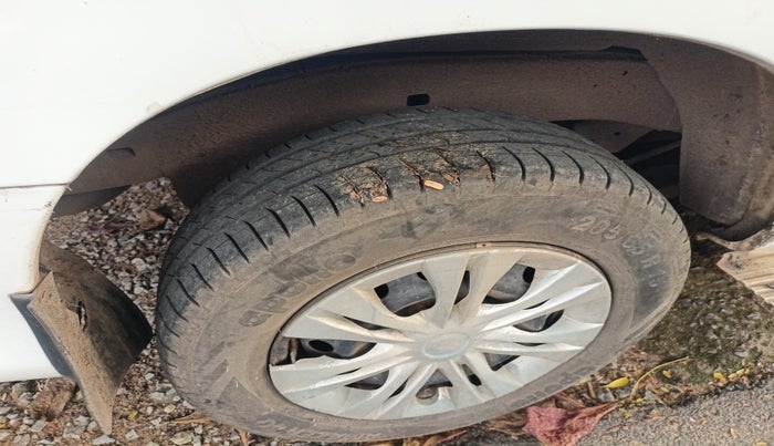 2010 Toyota Innova 2.5 G3, Diesel, Manual, 2,27,941 km, tyre