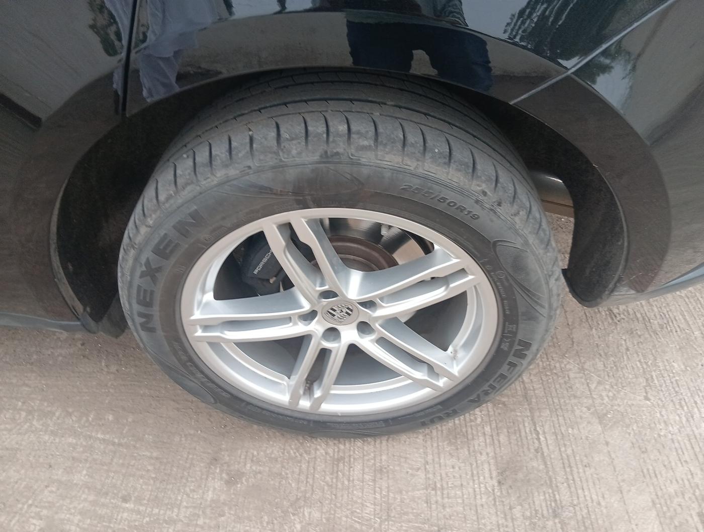 2023 Porsche Macan BASE, Petrol, Automatic, 7,648 km, tyre