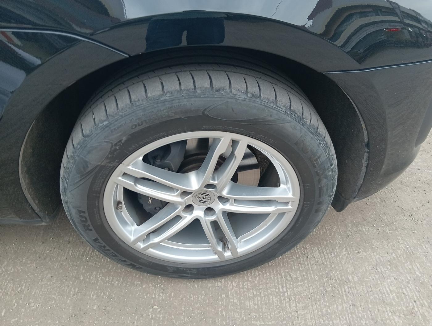 2023 Porsche Macan BASE, Petrol, Automatic, 7,648 km, tyre
