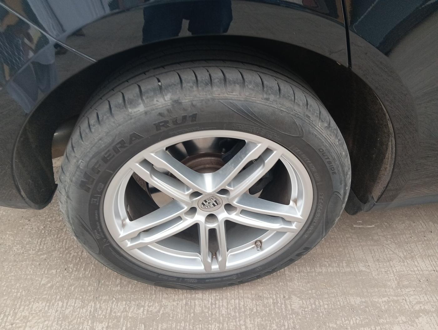 2023 Porsche Macan BASE, Petrol, Automatic, 7,648 km, tyre