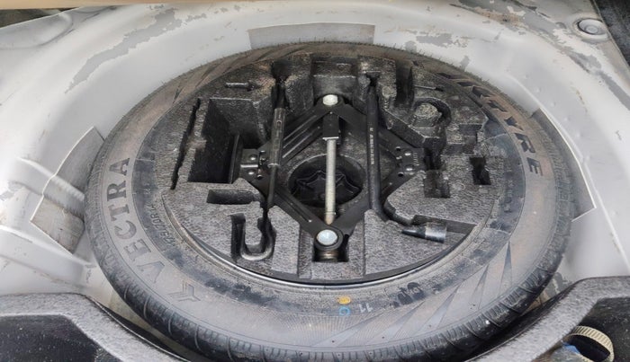 2016 Volkswagen Vento HIGHLINE PETROL AT, Petrol, Automatic, 1,27,049 km, tyre