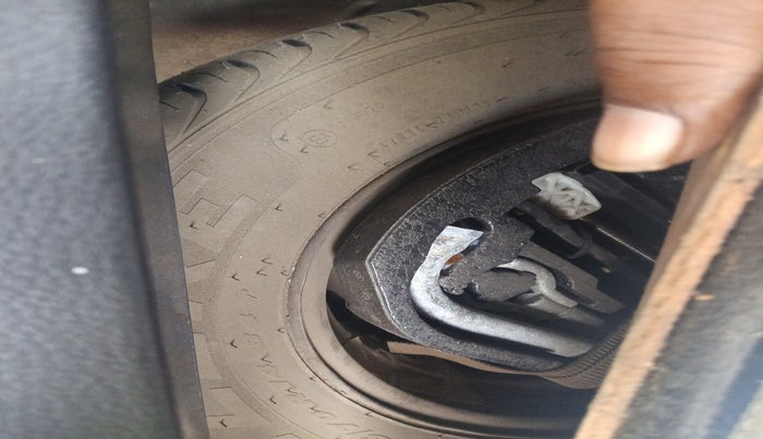 2012 Volkswagen Polo COMFORTLINE 1.2L, Diesel, Manual, 1,43,337 km, tyre