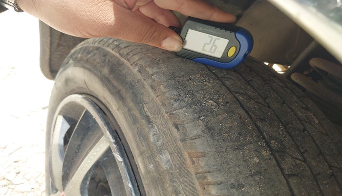 2010 Toyota Innova 2.5 G4 7 STR, Diesel, Manual, 2,92,602 km, tyre