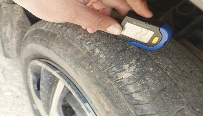 2010 Toyota Innova 2.5 G4 7 STR, Diesel, Manual, 2,92,602 km, tyre