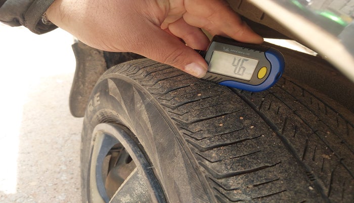 2010 Toyota Innova 2.5 G4 7 STR, Diesel, Manual, 2,92,602 km, tyre