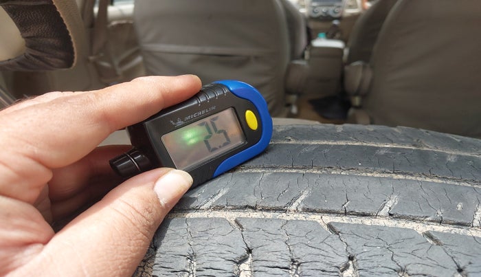 2010 Toyota Innova 2.5 G4 7 STR, Diesel, Manual, 2,92,602 km, tyre