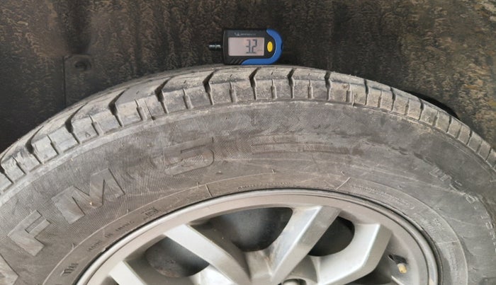 2018 Mahindra TUV300 T10, Diesel, Manual, 3,21,100 km, tyre