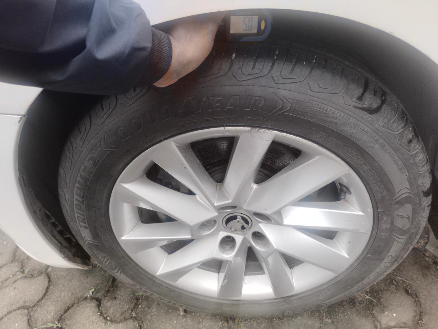 2016 Skoda Superb L&K 1.8 TSI AT, Petrol, Automatic, 64,847 km, tyre