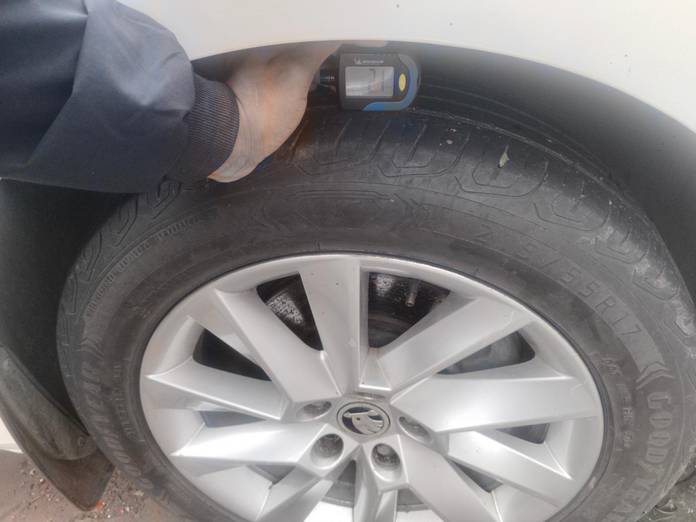2016 Skoda Superb L&K 1.8 TSI AT, Petrol, Automatic, 64,847 km, tyre