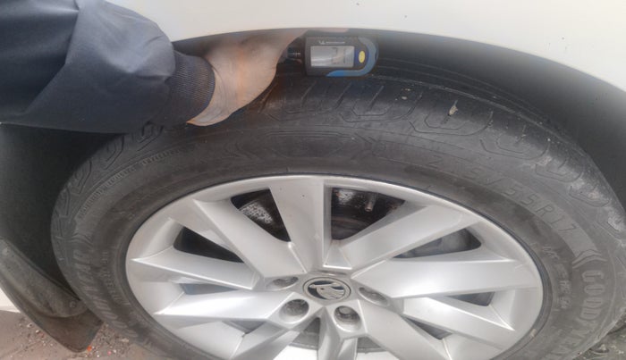 2016 Skoda Superb L&K 1.8 TSI AT, Petrol, Automatic, 64,847 km, tyre