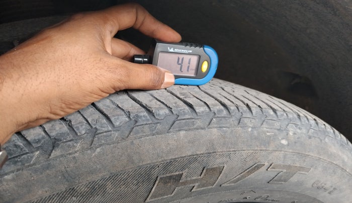 2017 Mahindra XUV500 W6, Diesel, Manual, 1,08,199 km, tyre