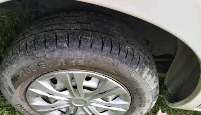 2013 Toyota Innova G1 2.5, Diesel, Manual, 1,26,268 km, tyre