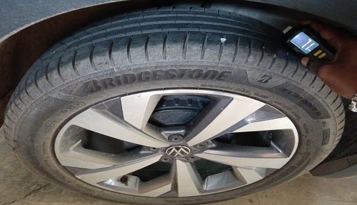 2022 Volkswagen TAIGUN TOPLINE 1.0 TSI MT, Petrol, Manual, 27,745 km, tyre