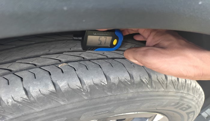 2023 Mahindra XUV700 AX 7 D AT 7 STR, Diesel, Automatic, 26,311 km, tyre