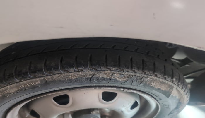 2016 Maruti Alto K10 LXI CNG, Petrol, Manual, 2,10,580 km, tyre