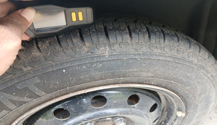 2010 Maruti Swift Dzire LXI, Petrol, Manual, 11,38,920 km, tyre