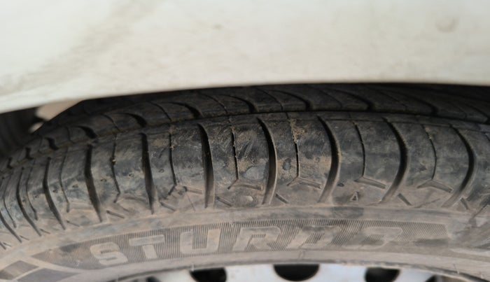 2015 Hyundai Eon ERA +, Petrol, Manual, 1,37,000 km, tyre