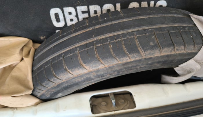 2015 Hyundai Eon ERA +, Petrol, Manual, 1,37,000 km, tyre