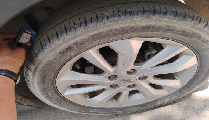 2019 Mahindra XUV300 W8 1.5 DIESEL, Diesel, Manual, 1,41,342 km, tyre